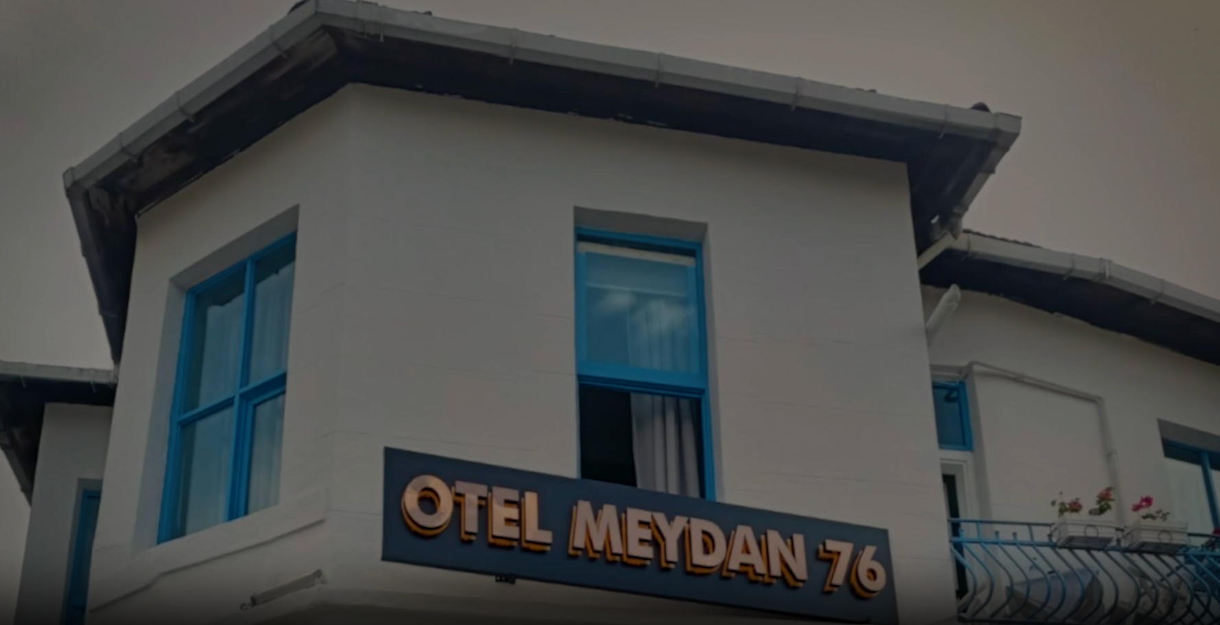 Adalar’da mavinin tüm tonlarıyla çevrili doğa içinde konaklama keyfi sunan Otel Meydan 76, estetik mimari hotel ve odalarıyla huzur dolu bir tatil sunuyor.
